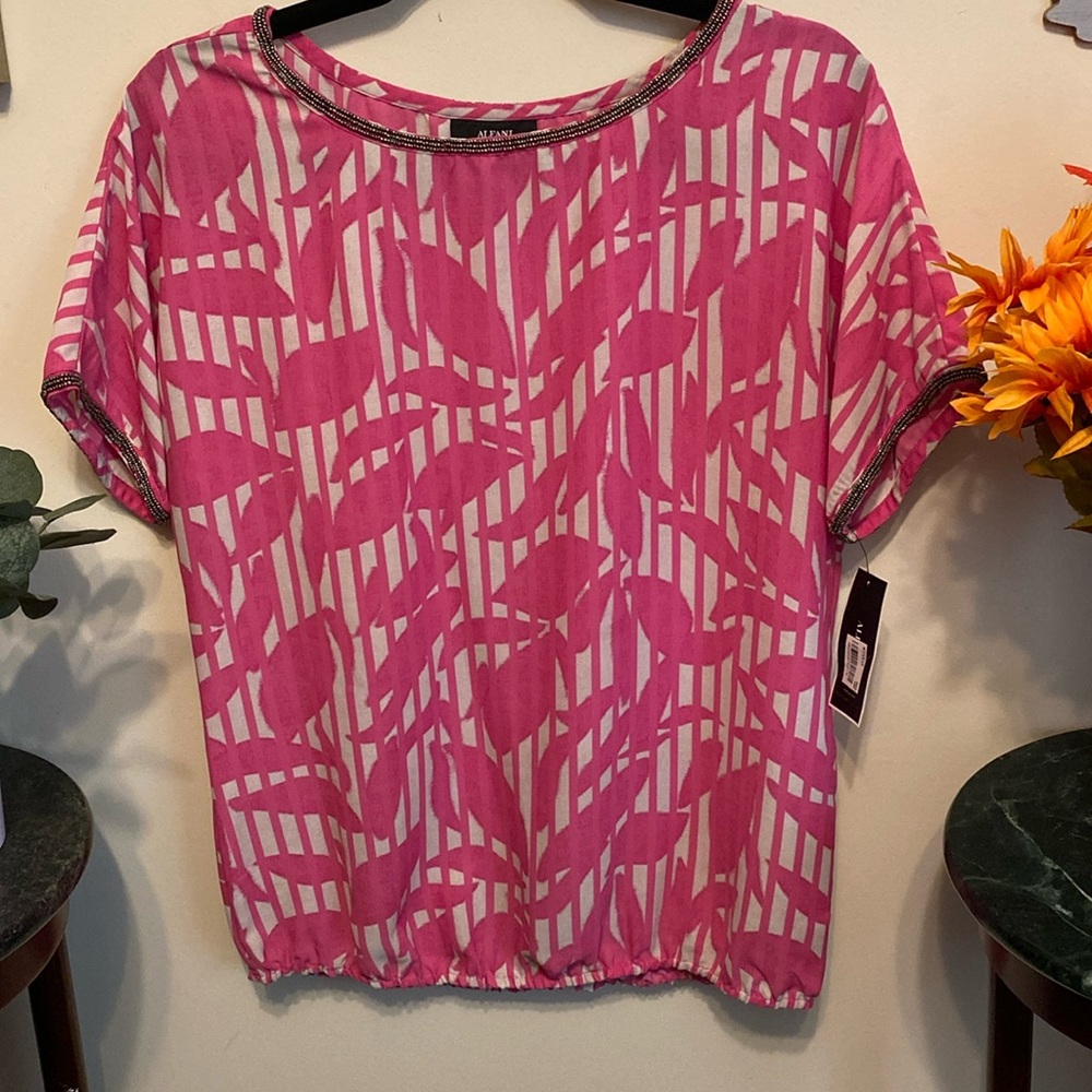 NWT ALFANI Pullover Blouse Macy’s Sz 2. Retails $59. Elastic Bottom.